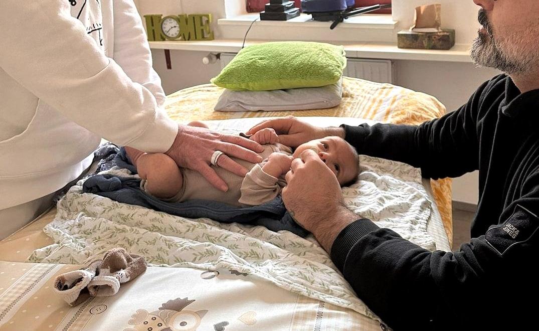 Osteopathische Behandlung eines Säuglings in der Praxis in Plankstadt.